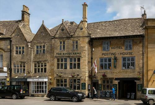 Cotswold Apartment With Private Parking!