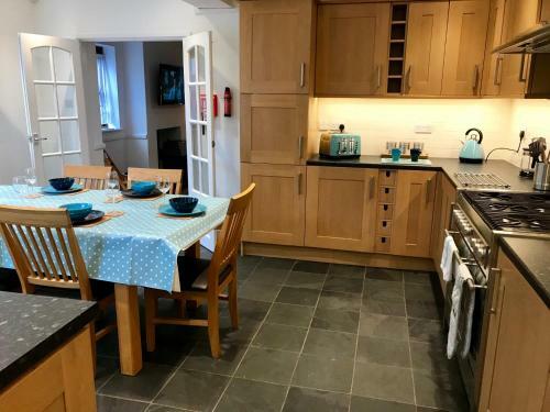 Lyndale House - Exclusive Use, Self Catering, Fpventures Stroud