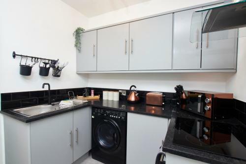 Stunning Central Apartment Sleeps 6 W/parking