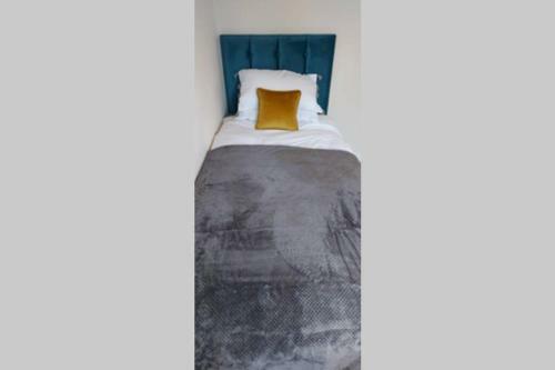 Modern 5 Bed, Sleeps 9, Free Parking, Walk To Town
