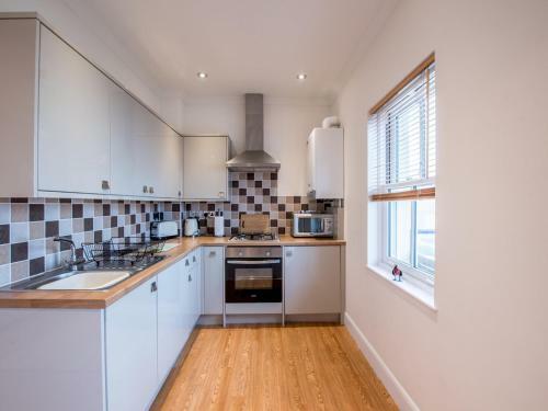 Pass The Keys 2 Bed Apartment With Balcony Views