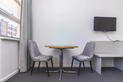 Hi 5 Glenelg Studio Apartment