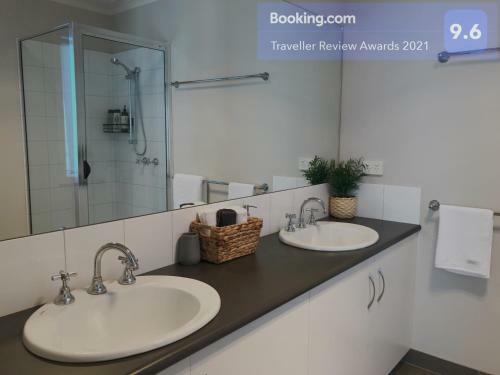 Luxury 4br Home With King Bed Lakes Entrance