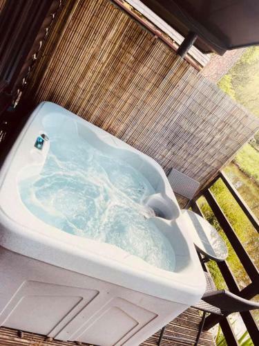 Magpie 1 Hot Tub Huntersmoon-warminster-bath-wiltshire