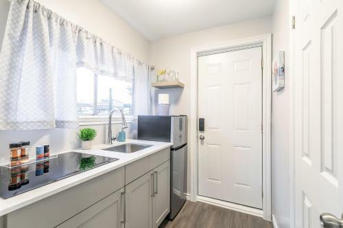 Studio Apartment - Newly Renovated - Prime Walk Score