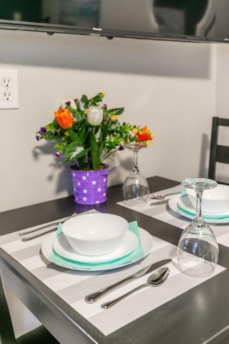 Studio Apartment - Newly Renovated - Prime Walk Score