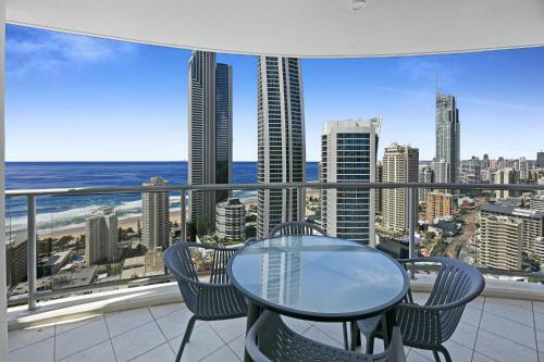 Chevron Renaissance 3 Bed Apartment By Vaun