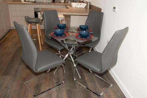 Beautiful 2 Bedroom Apartment! Ensuite! Lakeside