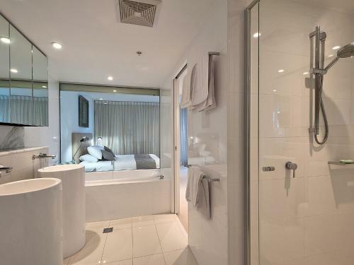Executive 2 Bed 1 Bath Apartment At Oracle Broadbeach Inc Free Parking