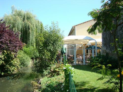 Hotel Logis Le Cheval Blanc Et Le Clovis