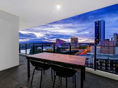 Large Modern 3 Bedroom Apartment With City Views