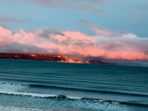 Sunrise View - Beachfront Apartment, Weymouth