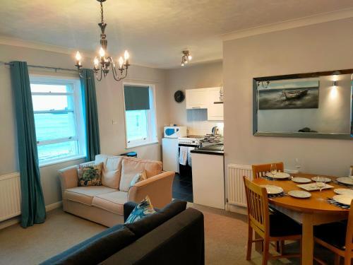Sunrise View - Beachfront Apartment, Weymouth