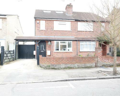 Central Windsor Stunning 4 Bedroom Spacious Modern House