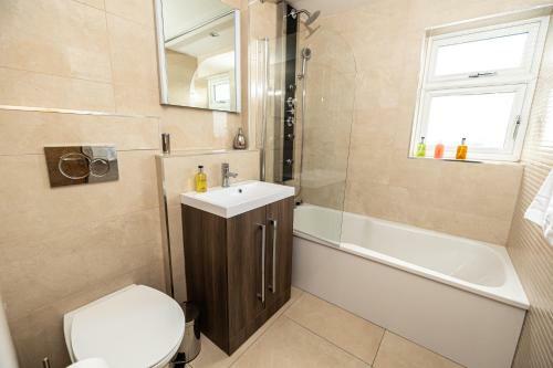 Central Windsor Stunning 4 Bedroom Spacious Modern House