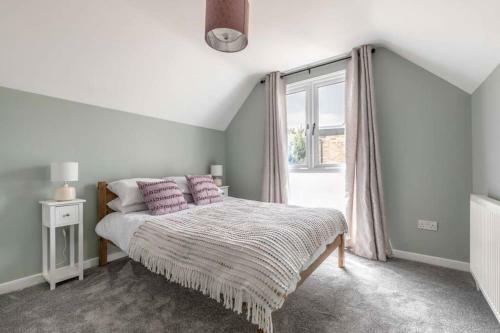 Charming Cottage In Windsor - Walk To Castle &shops!