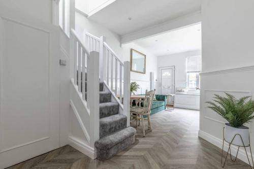 Charming Cottage In Windsor - Walk To Castle &shops!