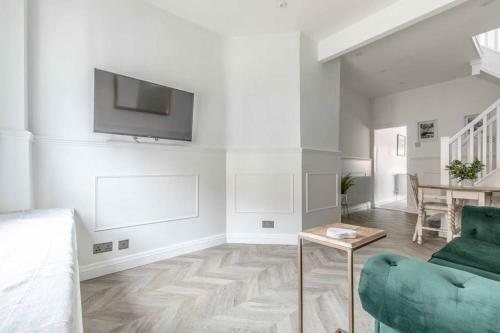 Charming Cottage In Windsor - Walk To Castle &shops!
