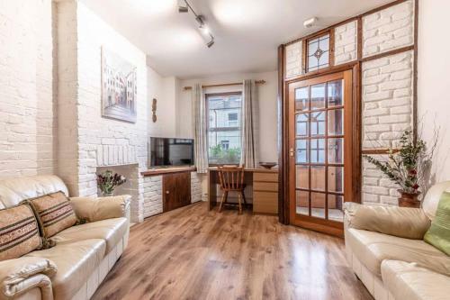 4 Bed 3 Baths In Central Windsor! Walk 2 All The Sights! Legoland 5 Min Drive