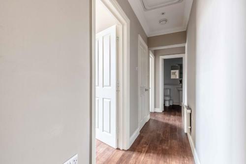 Cosy Central Windsor Apartment & Free Parking!