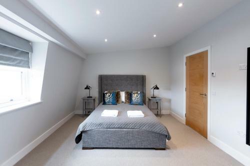 Immaculate Central Windsor Town House With Parking