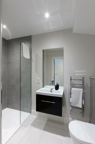 Immaculate Central Windsor Town House With Parking