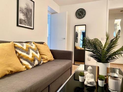 Entire Central Windsor Apartment With Free Parking!