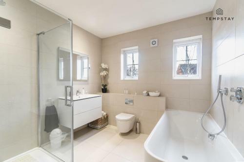 Luxury Home - Central Windsor, Gated Parking