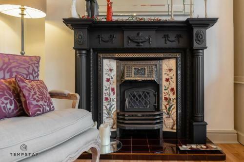 Luxury Home - Central Windsor, Gated Parking