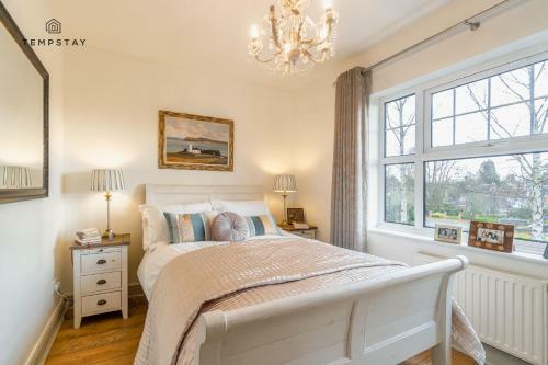 Luxury Home - Central Windsor, Gated Parking