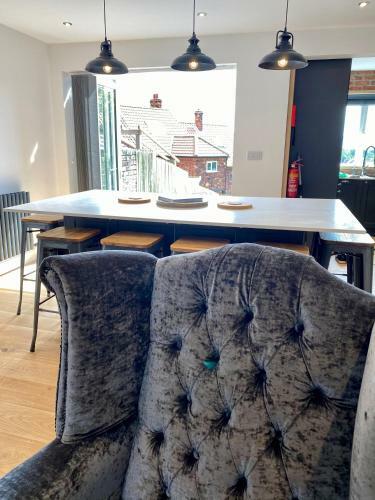 Aboos Cottage - Luxury Renovated Home With Parking
