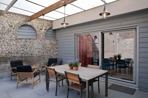 Cottage On The Canal