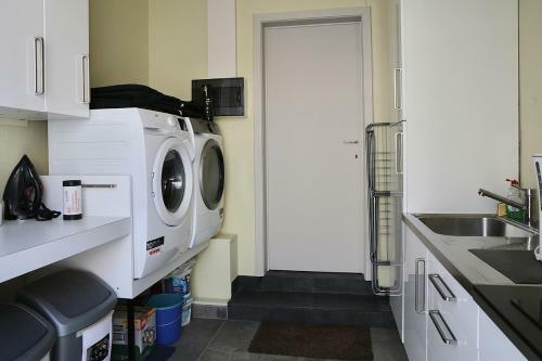 Cottage On The Canal