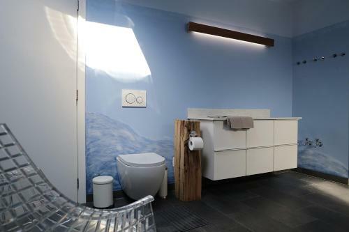 Cottage On The Canal