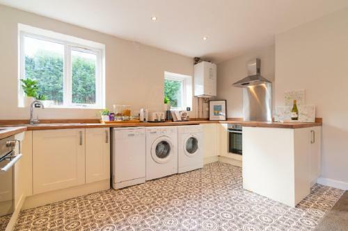 Beautiful 6 Bedroom Holiday Home, Manchester