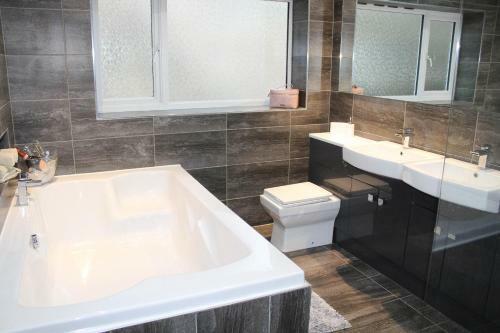 4 Bedroom Detached Holiday Home With Hot Tub