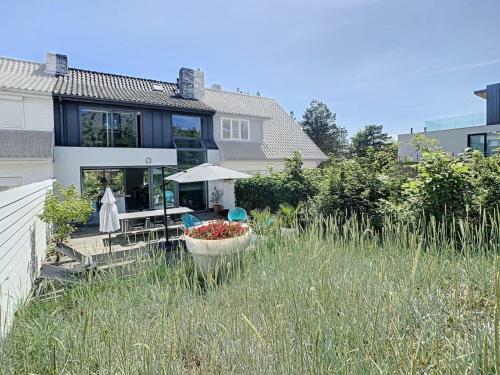 Modern Architectural House 5 Min From Beach With Great Private Garden