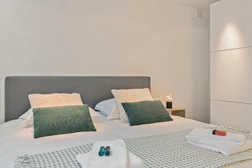 Modern Architectural House 5 Min From Beach With Great Private Garden