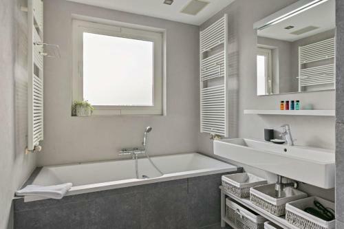 Modern Architectural House 5 Min From Beach With Great Private Garden