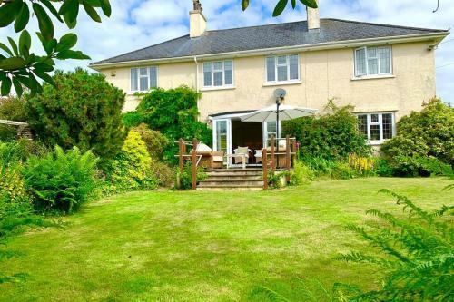 Hectors House Comfortable 4 Bed House In Mature Gardens