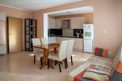 Spacious Family Friendly Apartment - 5 Min From The Beach!