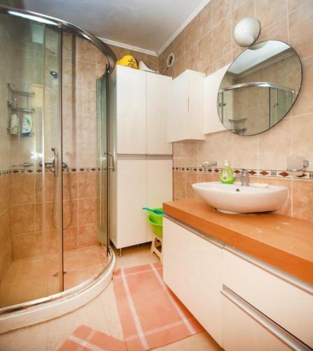 Spacious Family Friendly Apartment - 5 Min From The Beach!
