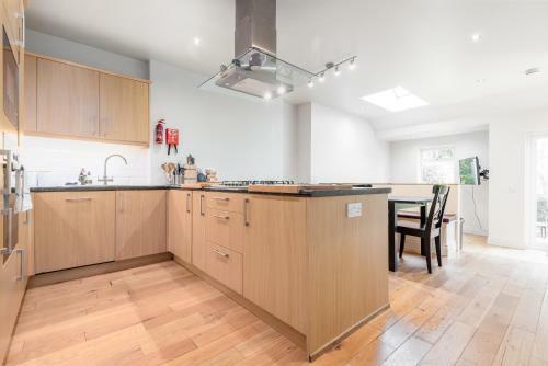 Spacious 4 Bedroom House - 5 Mins From Town Centre