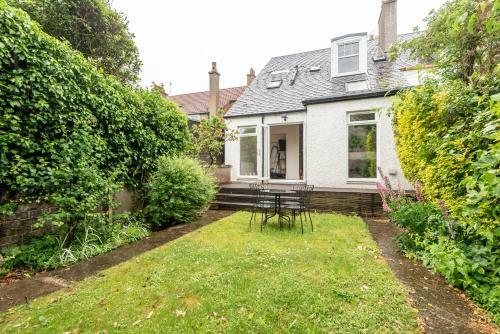 Spacious 4 Bedroom House - 5 Mins From Town Centre