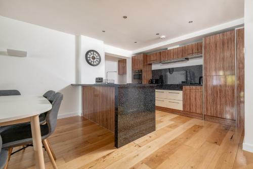 Deluxe New Park Place Apartment - Parking