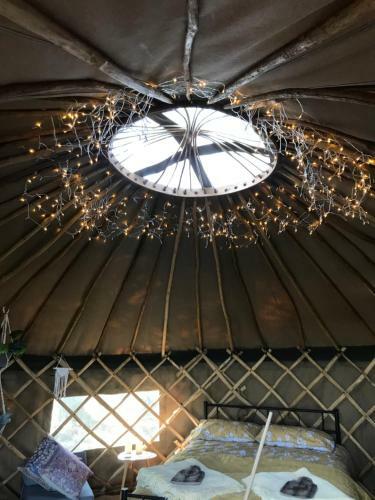 Apartamento Yurt With Log Burner & Pizza Oven By The Pond