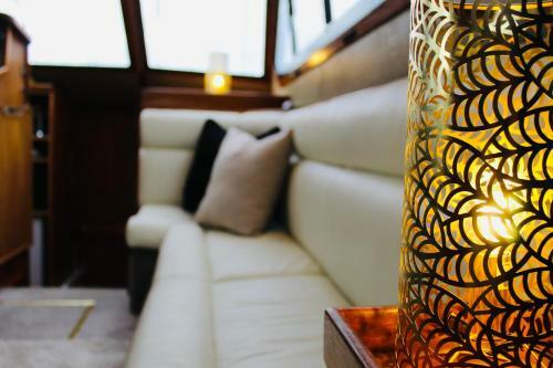 Exceptional Yacht With Two Bedrooms In West Wales
