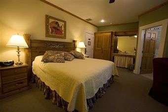 Hotel Highland Lake Inn & Resort - Flat Rock