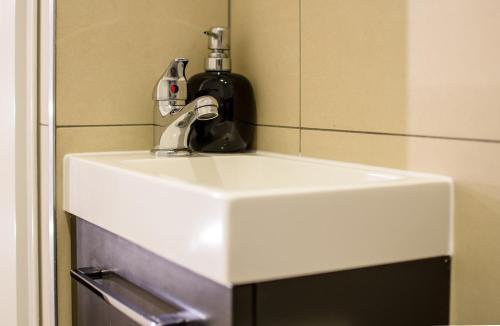 Quiet Courtyard Apartment (kb6)