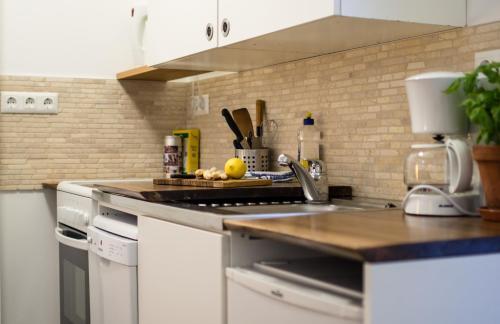 Quiet Courtyard Apartment (kb6)